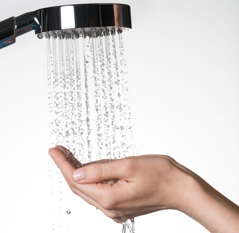 Foto Dusche mit Händen, Wasserinstallation Bad